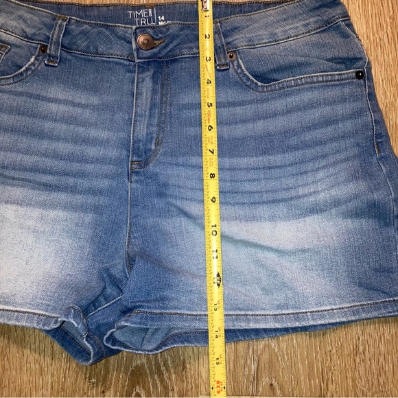 Time and Tru Women’s Mid-Rise Jean Shorts | Size 14 | Distressed - Picture 5 of 5